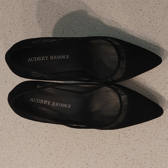 New Audrey Brooke leather heels. Size 6.0 - Picture 2 of 9
